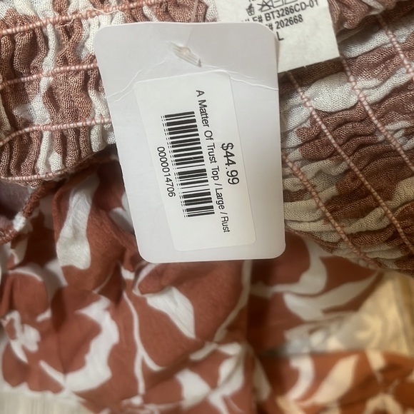 Very cute nwt top - Picture 6 of 6